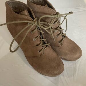 Elegant Lace-Up Suede Boots - Tan